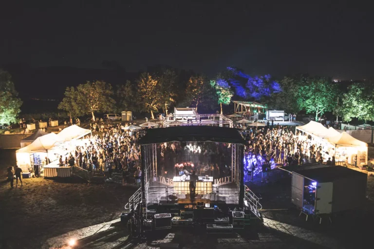 Open-Air-Bühne bei Nacht