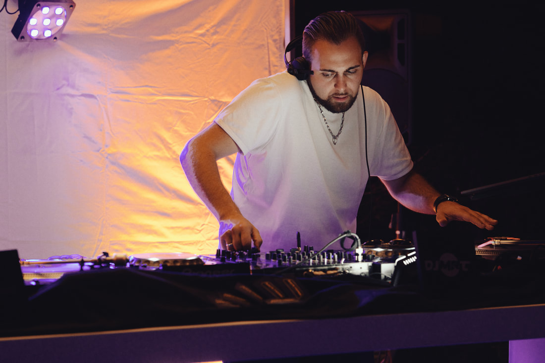 DJ MR. T am DJ-Pult